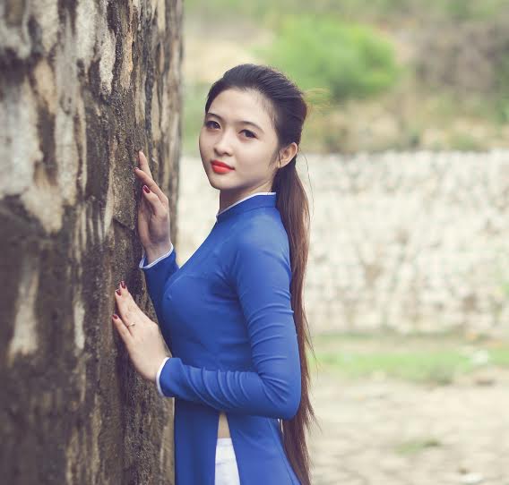 Hot girl 9X đẹp dịu dàng với tà áo dài