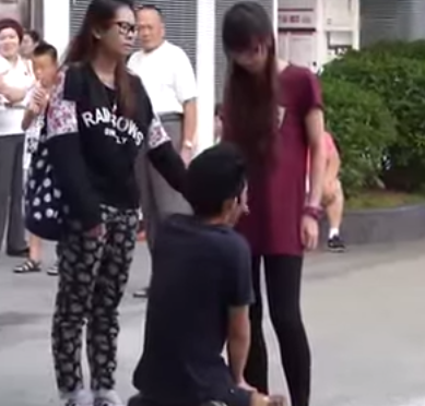 Choáng váng với cảnh bạn gái tát bôm bốp bạn trai giữa phố