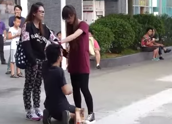 Choáng váng với cảnh bạn gái tát bôm bốp bạn trai giữa phố