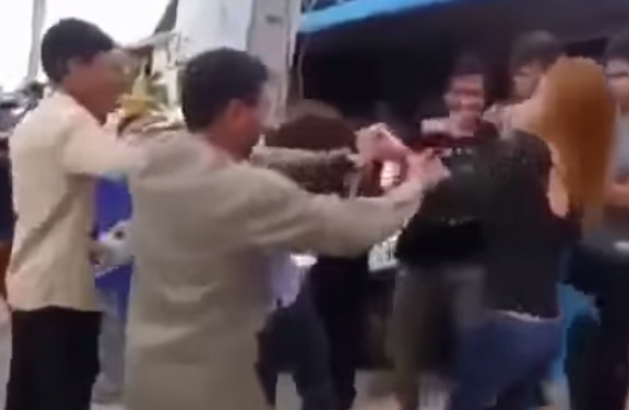 Choáng váng với cảnh bạn gái tát bôm bốp bạn trai giữa phố