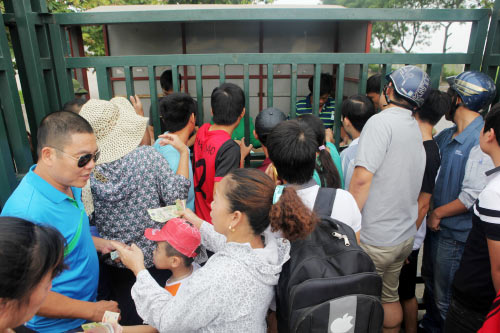 Săn vé xem U19 VN, fan bị dân phe 