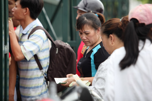 Săn vé xem U19 VN, fan bị dân phe 