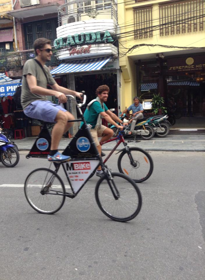 Chiếc xe đạp cao “khổng lồ” của anh Tây, ai cũng phải ngước nhìn