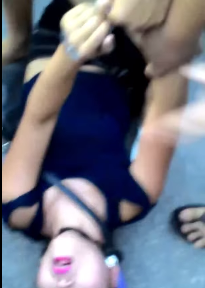 Clip: Bị công an còng tay cô gái nằm “ăn vạ” trên đường