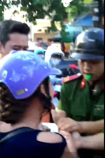 Clip: Bị công an còng tay cô gái nằm “ăn vạ” trên đường