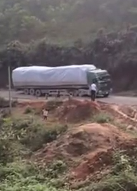 Clip: Phát hoảng xe tải chở gạo lật trên đường leo dốc