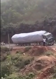 Clip: Phát hoảng xe tải chở gạo lật trên đường leo dốc