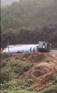 Clip: Phát hoảng xe tải chở gạo lật trên đường leo dốc