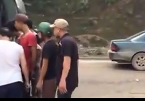 Clip: Phát hoảng xe tải chở gạo lật trên đường leo dốc