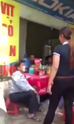 Clip nóng: Vợ đánh ghen hắt nước vào mặt chồng