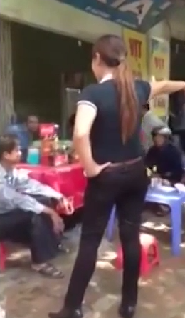 Clip nóng: Vợ đánh ghen hắt nước vào mặt chồng