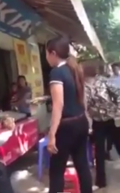 Clip nóng: Vợ đánh ghen hắt nước vào mặt chồng