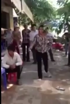 Clip nóng: Vợ đánh ghen hắt nước vào mặt chồng