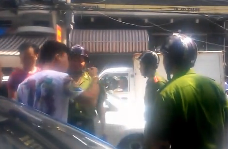 Video: Thanh niên lớn tiếng yêu cầu công an xuất trình thẻ