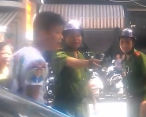 Video: Thanh niên lớn tiếng yêu cầu công an xuất trình thẻ
