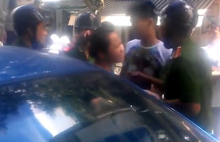 Video: Thanh niên lớn tiếng yêu cầu công an xuất trình thẻ