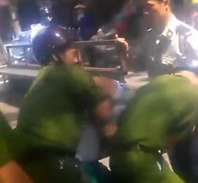 Video: Thanh niên lớn tiếng yêu cầu công an xuất trình thẻ