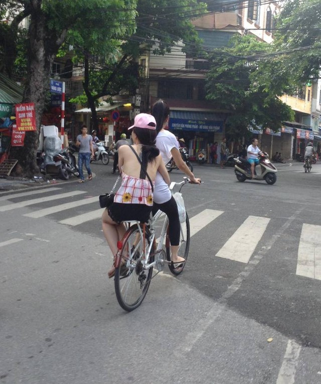 “Đỏ mặt” với phong cách ăn mặc thiếu vải của thiếu nữ