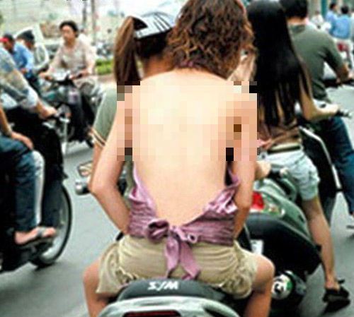 “Đỏ mặt” với phong cách ăn mặc thiếu vải của thiếu nữ