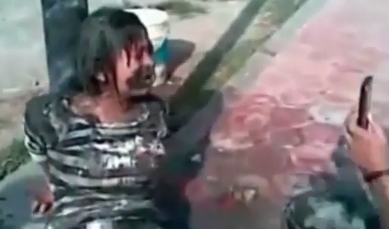 Clip: 3 thanh niên tra tấn, nhét bùn vào miệng thiếu nữ 