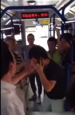 Clip: Không nhường ghế xe bus, thanh niên bị cụ già đánh hội đồng