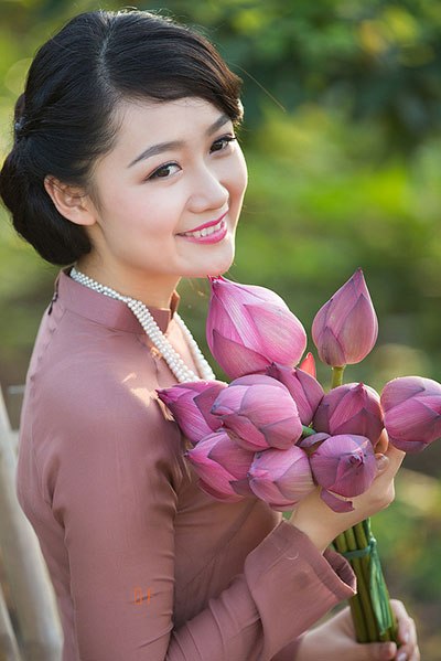 Cận cảnh nhan sắc MC có gương mặt baby của VTV