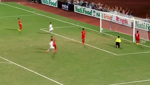 Hừng hực khí thế với bài hát “Cơn bão U19” 