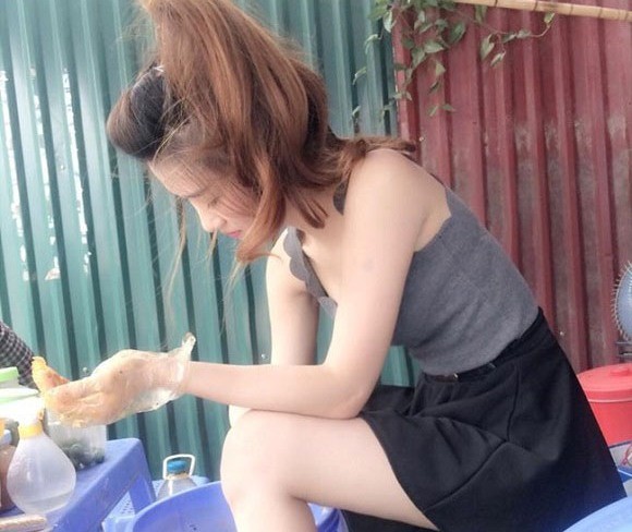 Sự thật về bức ảnh hot girl bán bánh tráng trộn Hà Nội 