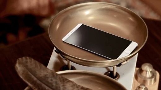 Điện thoại Iphone Air nặng hơn một chút so với lông vịt