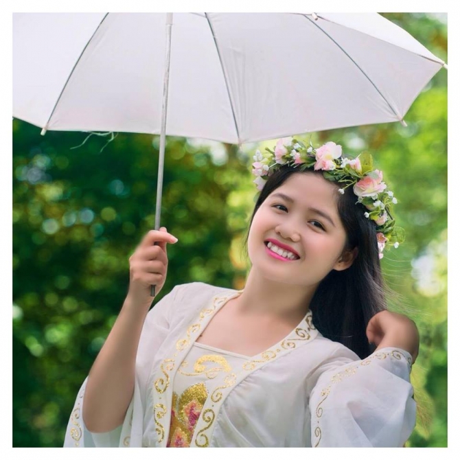 4 hot girl bán đồ vỉa hè làm mê mẩn cộng đồng mạng Việt