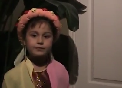 Phát sốt với bé gái người Mỹ cover “Em đi chùa Hương”