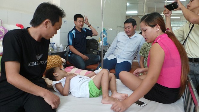 Bé Kim Ngân nhận ân nhân cứu mạng làm cha mẹ nuôi