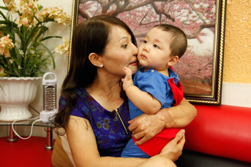 Cuộc sống sung túc của diễn viên bị chồng tạt axit Cuộc sống sung túc của diễn viên bị chồng tạt axit