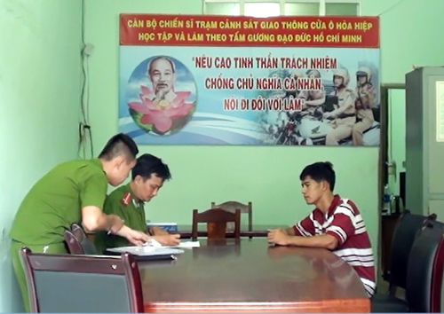 Tiếp tục làm rõ vụ tài xế ép ngã mô tô, rút dao dọa CSGT Tiếp tục làm rõ vụ tài xế ép ngã mô tô, rút dao dọa CSGT