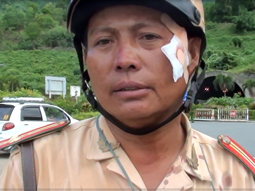 Tiếp tục làm rõ vụ tài xế ép ngã mô tô, rút dao dọa CSGT Tiếp tục làm rõ vụ tài xế ép ngã mô tô, rút dao dọa CSGT