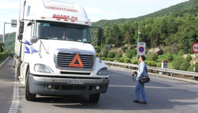 Tiếp tục làm rõ vụ tài xế ép ngã mô tô, rút dao dọa CSGT Tiếp tục làm rõ vụ tài xế ép ngã mô tô, rút dao dọa CSGT