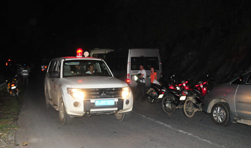 Trắng đêm cứu người trong vụ xe khách lao xuống vực