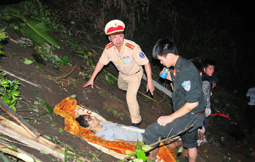 Trắng đêm cứu người trong vụ xe khách lao xuống vực