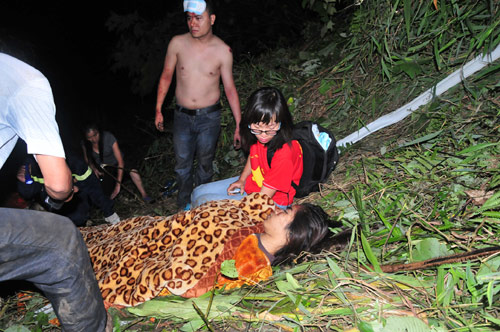 Trắng đêm cứu người trong vụ xe khách lao xuống vực