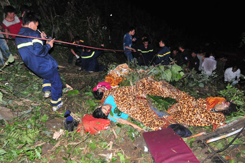 Trắng đêm cứu người trong vụ xe khách lao xuống vực