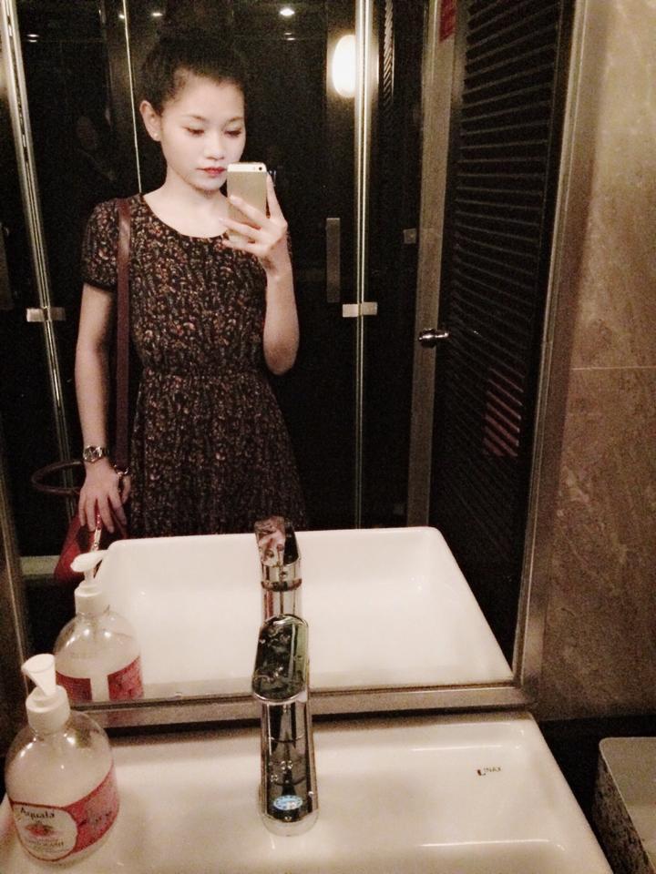 Cận cảnh nhan sắc của 9X gây sốc khi ăn kem tắm trắng