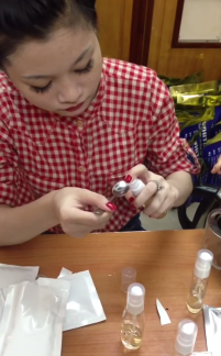 Cận cảnh nhan sắc của 9X gây sốc khi ăn kem tắm trắng