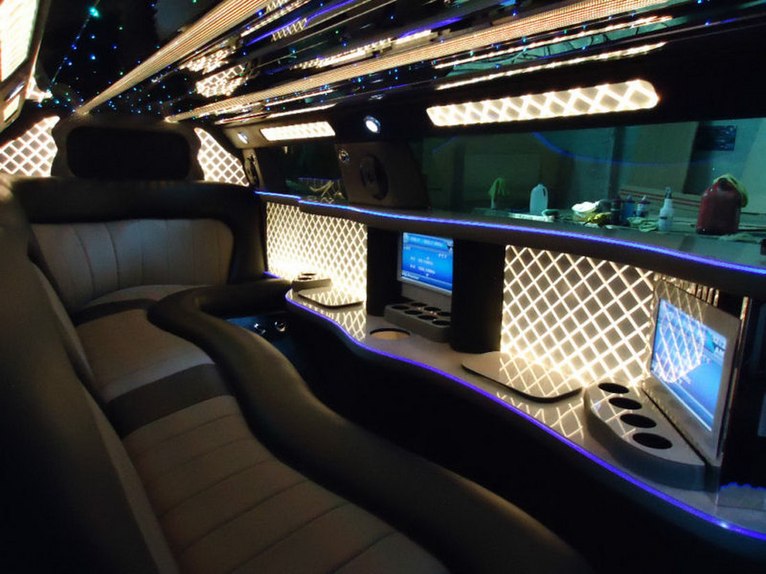 Clip: Cận cảnh chiếc Limousine Chrysler 300 dài gần 9 mét