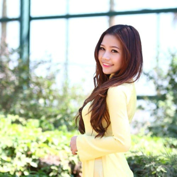 Nhan sắc xinh đẹp của các hot girl 9X kiếm hàng chục triệu/ tháng