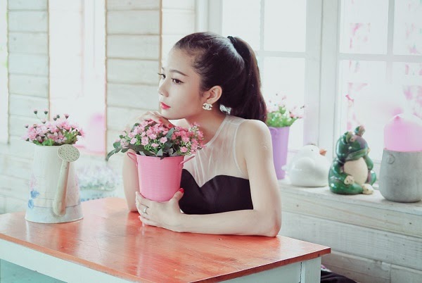 Nhan sắc xinh đẹp của các hot girl 9X kiếm hàng chục triệu/ tháng