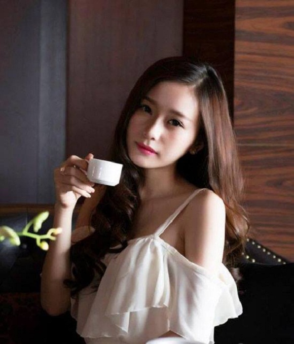 Nhan sắc xinh đẹp của các hot girl 9X kiếm hàng chục triệu/ tháng