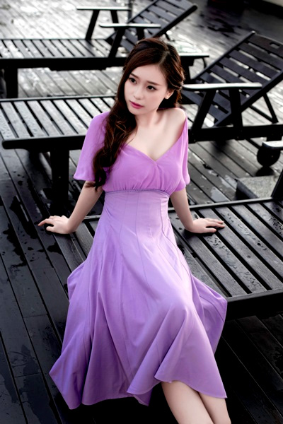 Nhan sắc xinh đẹp của các hot girl 9X kiếm hàng chục triệu/ tháng