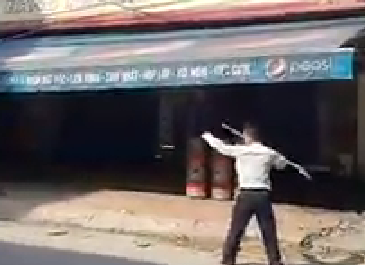 Clip: Cầm xẻng “phang” nhau náo loạn khu phố