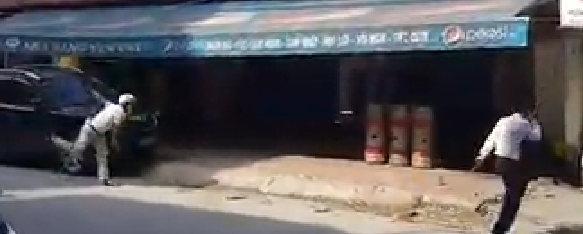 Clip: Cầm xẻng “phang” nhau náo loạn khu phố