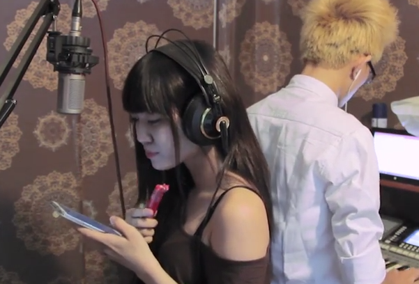 Gái xinh 9X vừa ăn xúc xích vừa hát “Nắm giữ từng giọt mưa”